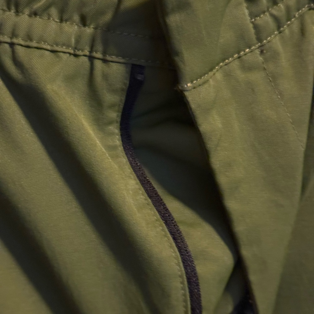 Nike men’s medium tech woven commuter pants - olive green - Picture 3 of 6